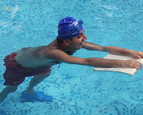 ragazzo con disabilità in piscina